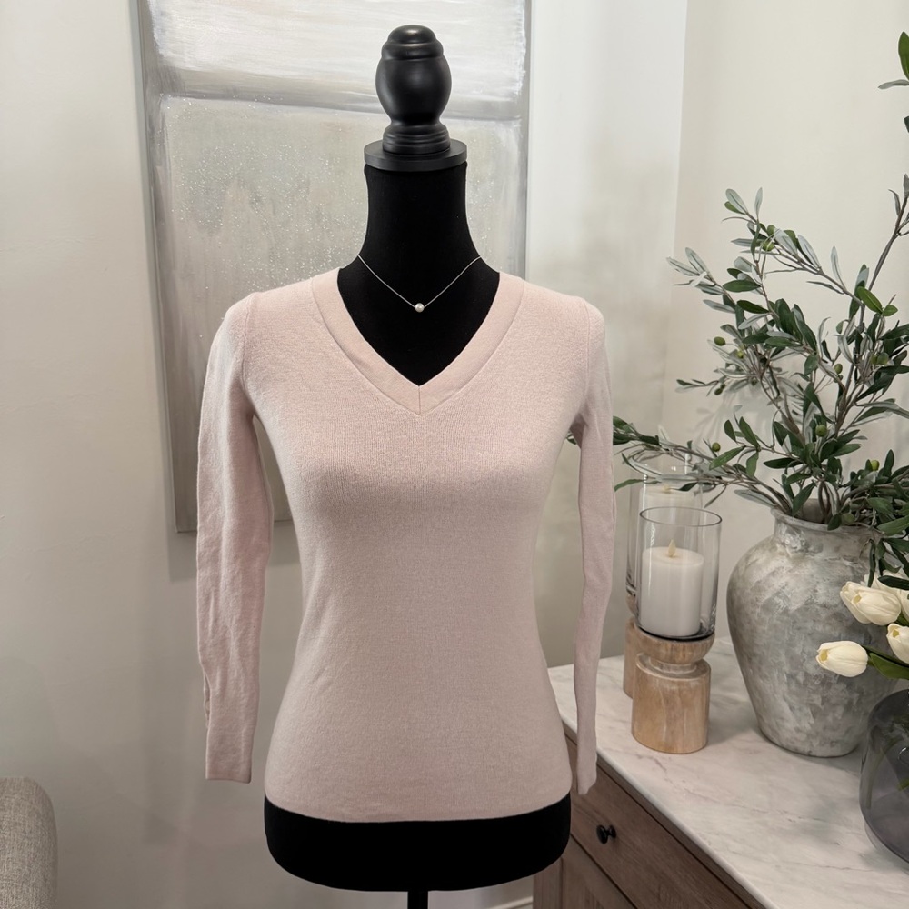 Women's Banana Republic V-Neck Extra-Fine Merino Wool Sweater - Cream - Picture 1 of 6